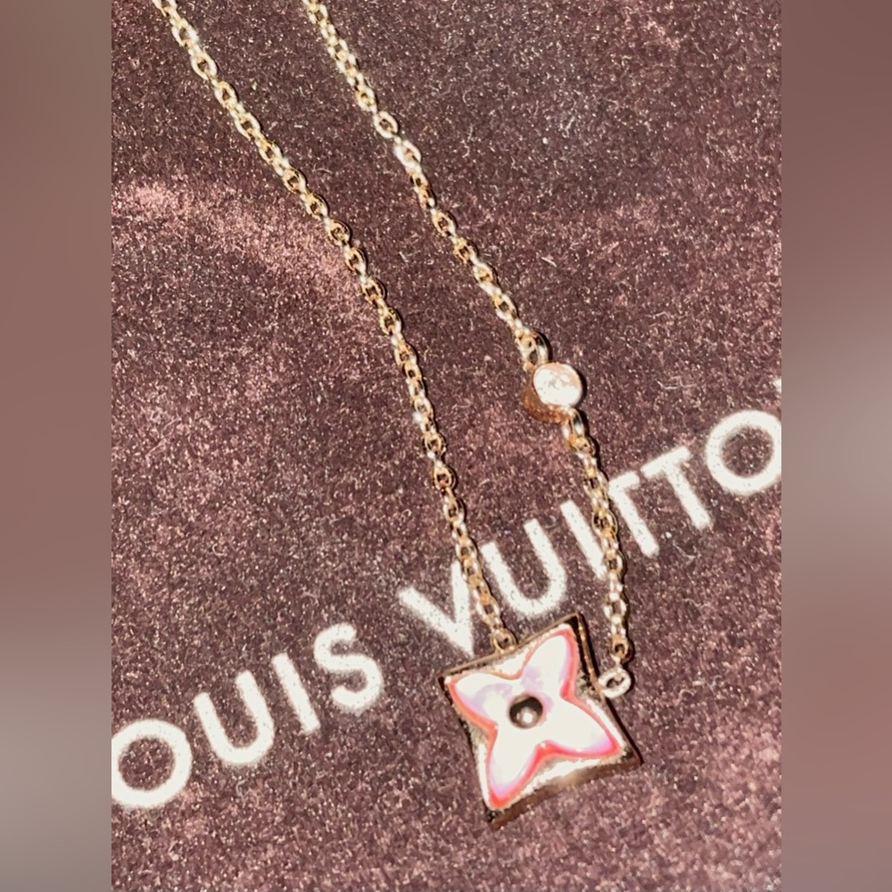 Louis Vuitton Color Blossom BB Mother Of Pearl Diamond Star Pendant in 18K RG - Picture 9 of 16